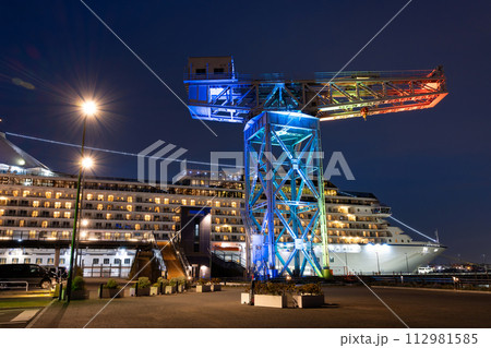 神奈川県横浜市　七色にライトアップされたハンマーヘッドクレーン 112981585