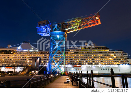神奈川県横浜市　七色にライトアップされたハンマーヘッドクレーン 112981587