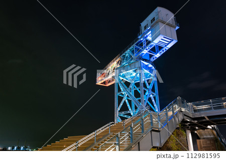 神奈川県横浜市　七色にライトアップされたハンマーヘッドクレーン 112981595