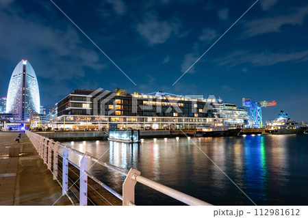 神奈川県横浜市　七色にライトアップされたハンマーヘッドクレーン 112981612