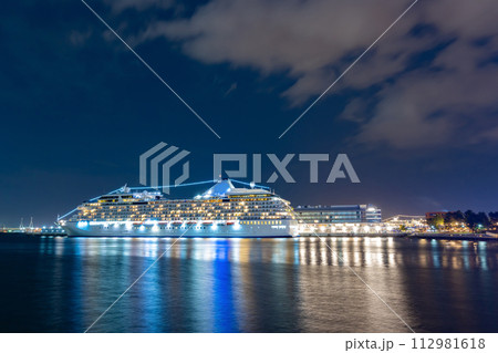 神奈川県横浜市　横浜ハンマーヘッドと豪華客船の夜景 112981618