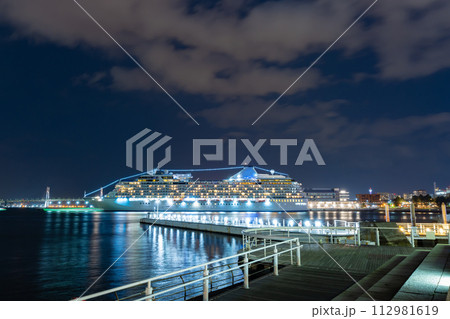 神奈川県横浜市 横浜ハンマーヘッドと豪華客船の夜景 神奈川県横浜市 横浜ハンマーヘッドと豪華客船の夜景 112981619
