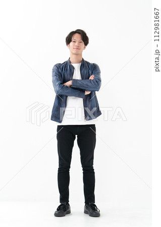 革ジャンを着て腕組みをする男性 革ジャンを着て腕組みをする男性 112981667