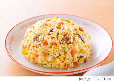 中華料理店で炒飯を食べる 112981900
