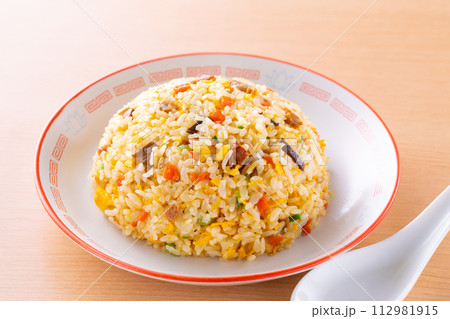 中華料理店で炒飯を食べる 112981915