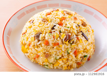 中華料理店で炒飯を食べる 中華料理店で炒飯を食べる 112981916