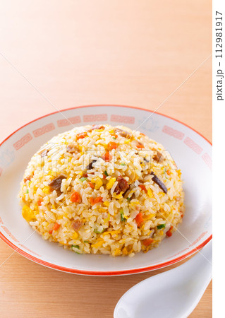 中華料理店で炒飯を食べる 中華料理店で炒飯を食べる 112981917