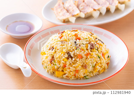 中華料理店で炒飯と焼餃子を食べる 中華料理店で炒飯と焼餃子を食べる 112981940