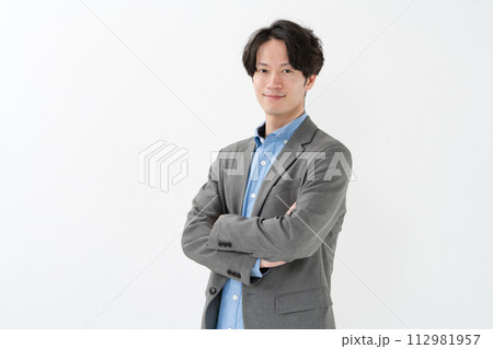 腕組みするビジネスマン 112981957