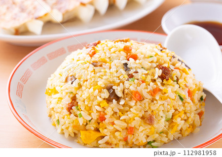 中華料理店で炒飯と焼餃子を食べる 112981958