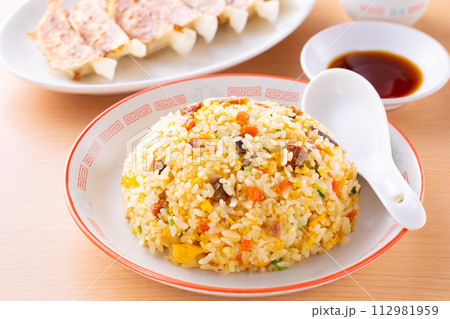 中華料理店で炒飯と焼餃子を食べる 中華料理店で炒飯と焼餃子を食べる 112981959
