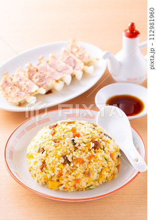 中華料理店で炒飯と焼餃子を食べる 112981960
