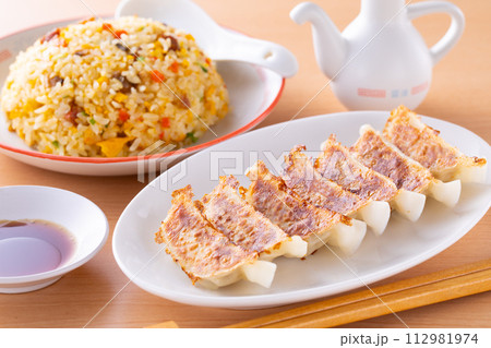 中華料理店で焼餃子と炒飯を食べる 中華料理店で焼餃子と炒飯を食べる 112981974
