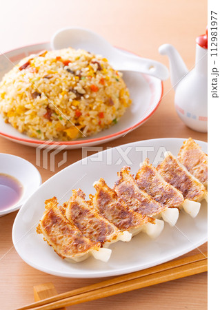 中華料理店で焼餃子と炒飯を食べる 中華料理店で焼餃子と炒飯を食べる 112981977