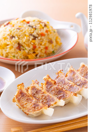 中華料理店で焼餃子と炒飯を食べる 112981978
