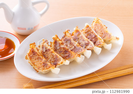 中華料理店焼餃子を食べる 中華料理店焼餃子を食べる 112981990