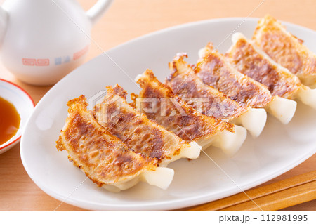 中華料理店焼餃子を食べる   112981995