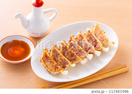 中華料理店焼餃子を食べる   112981996