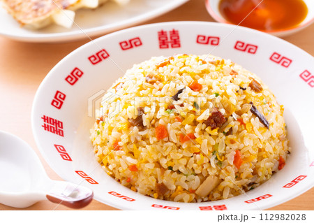 中華料理店で炒飯と焼餃子を食べる 中華料理店で炒飯と焼餃子を食べる 112982028