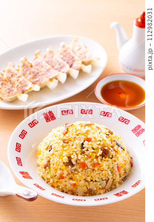中華料理店で炒飯と焼餃子を食べる 112982031