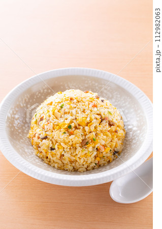 中華料理店で炒飯を食べる 112982063