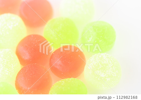 日本の果物の豊かな香りとやさしい甘さのグミキャンディ 112982168