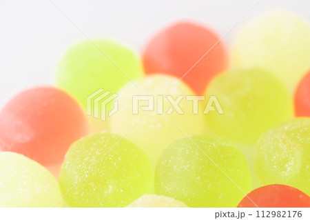 日本の果物の豊かな香りとやさしい甘さのグミキャンディ 112982176