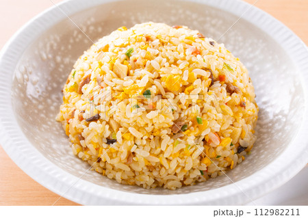 中華料理店で炒飯を食べる 112982211