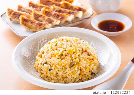 中華料理店で炒飯と焼餃子を食べる 112982224