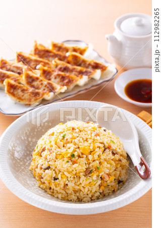 中華料理店で炒飯と焼餃子を食べる 中華料理店で炒飯と焼餃子を食べる 112982265