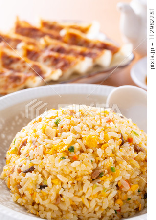 中華料理店で炒飯と焼餃子を食べる 112982281