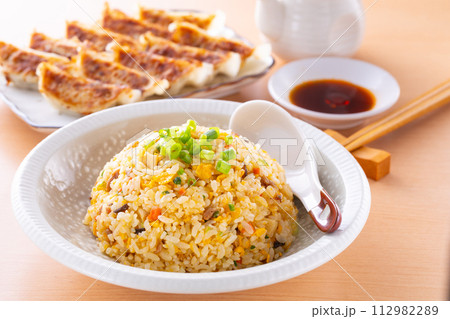 中華料理店で炒飯と焼餃子を食べる 112982289