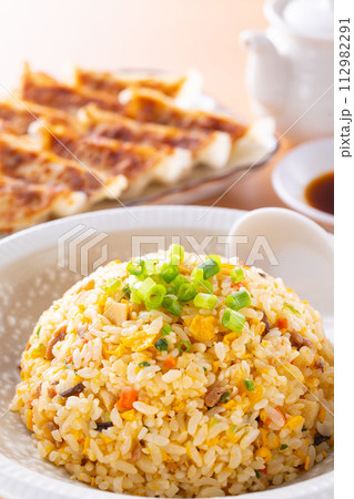 中華料理店で炒飯と焼餃子を食べる 中華料理店で炒飯と焼餃子を食べる 112982291