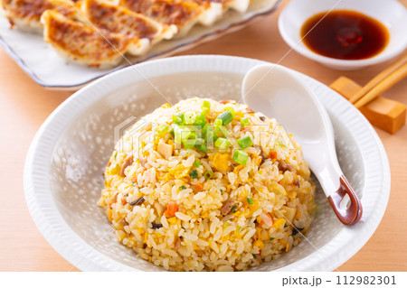 中華料理店で炒飯と焼餃子を食べる 112982301