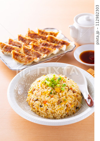 中華料理店で炒飯と焼餃子を食べる 中華料理店で炒飯と焼餃子を食べる 112982303