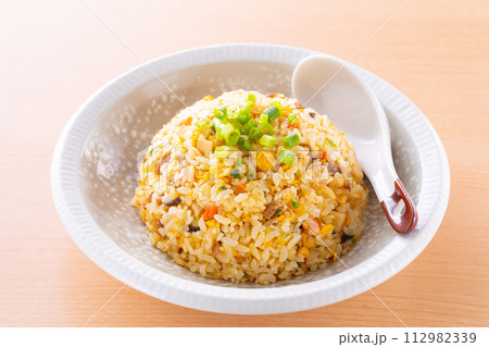 中華料理店で炒飯を食べる 中華料理店で炒飯を食べる 112982339