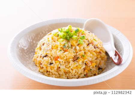 中華料理店で炒飯を食べる 中華料理店で炒飯を食べる 112982342