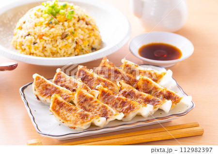 中華料理店で焼餃子と炒飯を食べる 112982397