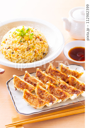 中華料理店で焼餃子と炒飯を食べる 112982399