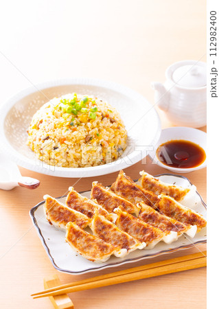 中華料理店で焼餃子と炒飯を食べる 中華料理店で焼餃子と炒飯を食べる 112982400