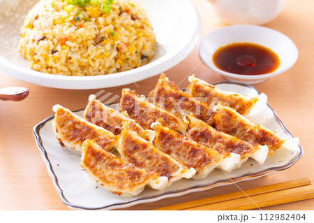 中華料理店で焼餃子と炒飯を食べる 中華料理店で焼餃子と炒飯を食べる 112982404