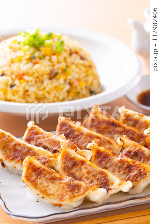 中華料理店で焼餃子と炒飯を食べる 中華料理店で焼餃子と炒飯を食べる 112982406