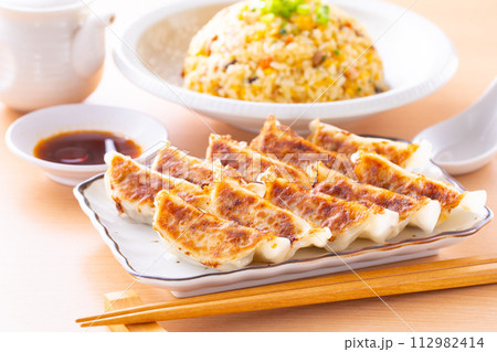 中華料理店で焼餃子と炒飯を食べる 112982414