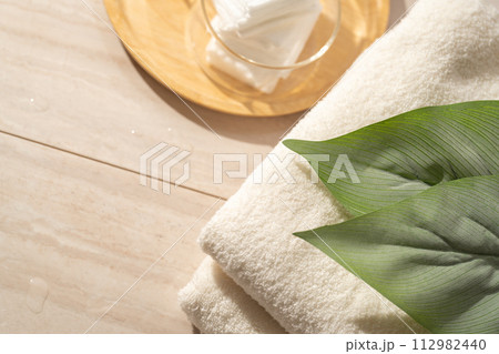清潔なタオル　夏イメージ 112982440