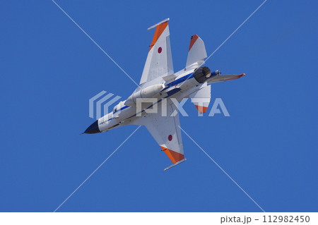 航空祭で機動飛行を行う航空自衛隊 飛行開発実験団のF-2 航空祭で機動飛行を行う航空自衛隊 飛行開発実験団のF-2 112982450