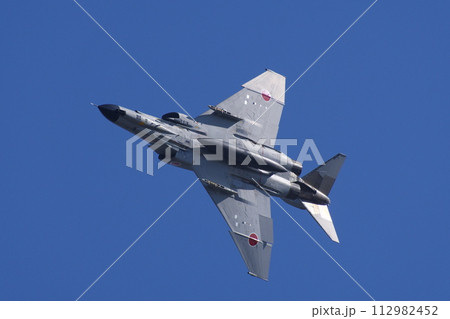 航空祭で機動飛行を行う航空自衛隊のF-4 112982452