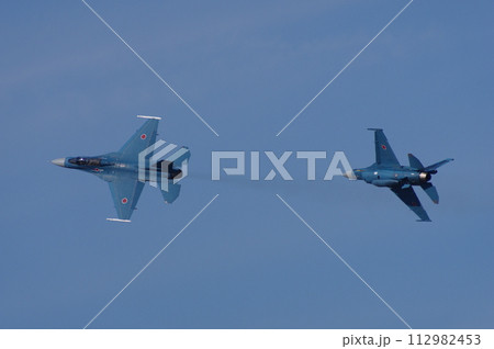 航空祭で機動飛行を行う航空自衛隊 飛行開発実験団のF-2 112982453