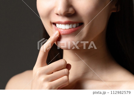 綺麗な歯の女性 112982579