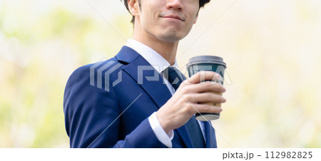 ビジネスマン コーヒー 手元 ビジネスマン コーヒー 手元 112982825