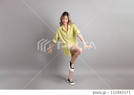 Young Asain Woman Young Asain Woman 112983171